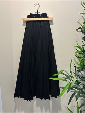 H&M Black Pleated Maxi Skirt with Ribbed Waist
